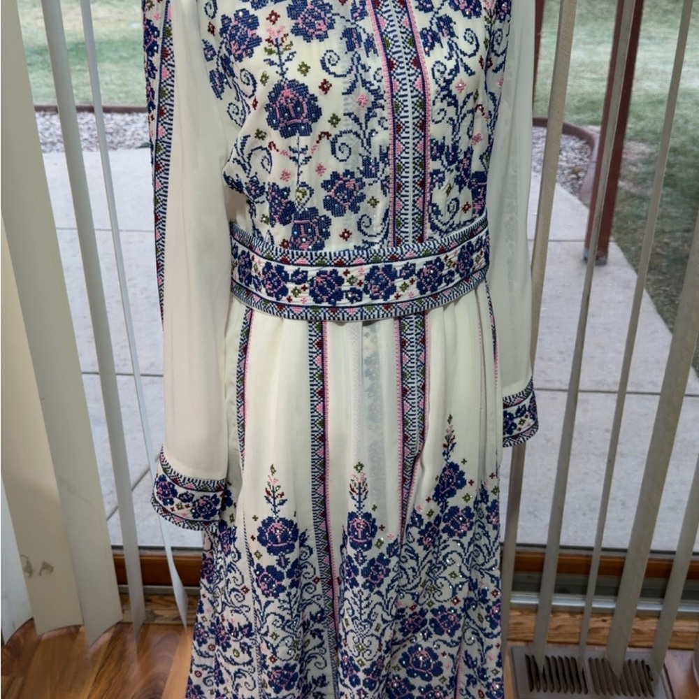 Elegant Floral Embroidered Arabic thoup  size 2 middle eastern fits 10/12 USA